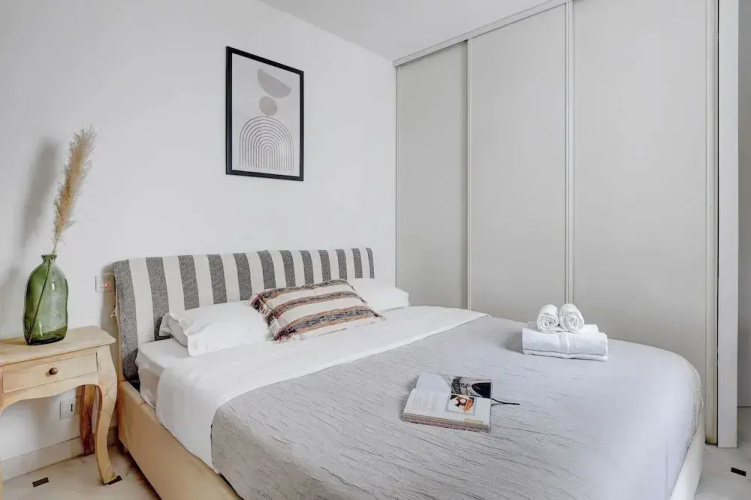 Stylish 2BR for 6 by Champs-Elysees