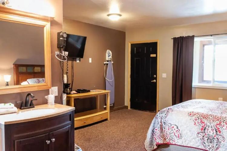 Circle R Motel