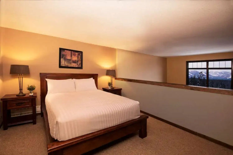 Glacier Mountaineer Lodge