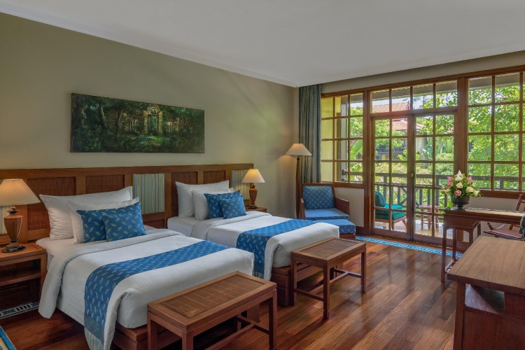 Deluxe room with pool view