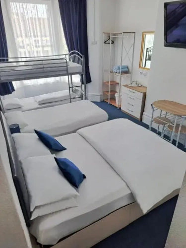 1 Bedroom Standard Quadruple Family room