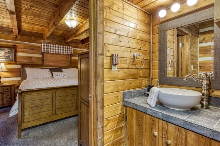 Fantastic Pet Friendly Cabin Hot Tub Fire Pit