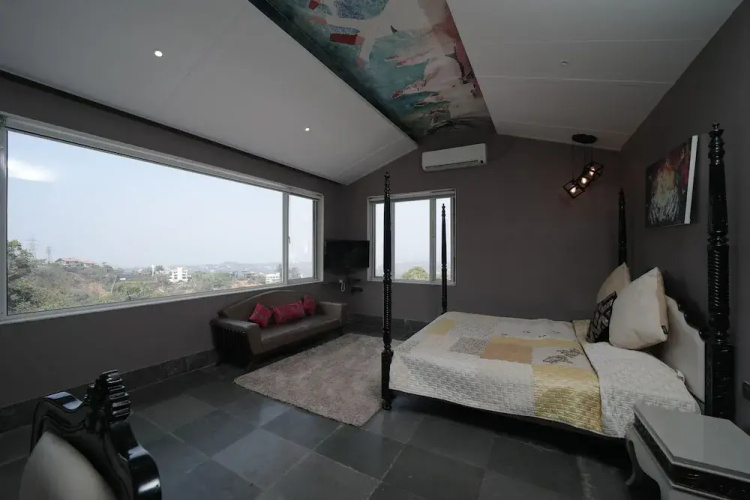 360 South, Khandala