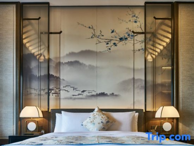 Deluxe Double Suite with street view