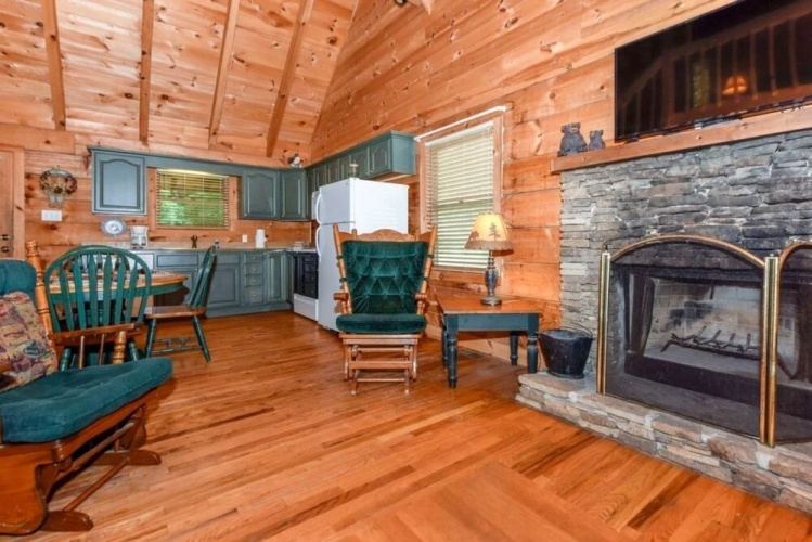Creekside 2 Bedroom Cabin by RedAwning