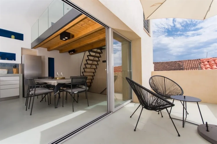 3 Bedrooms Cottage with balcony