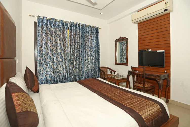 OYO 8337 DLF Phase 4