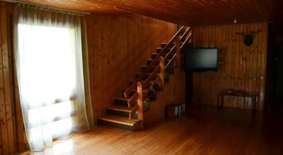 Casa dintre Lacuri