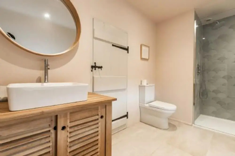 Host Stay White End
