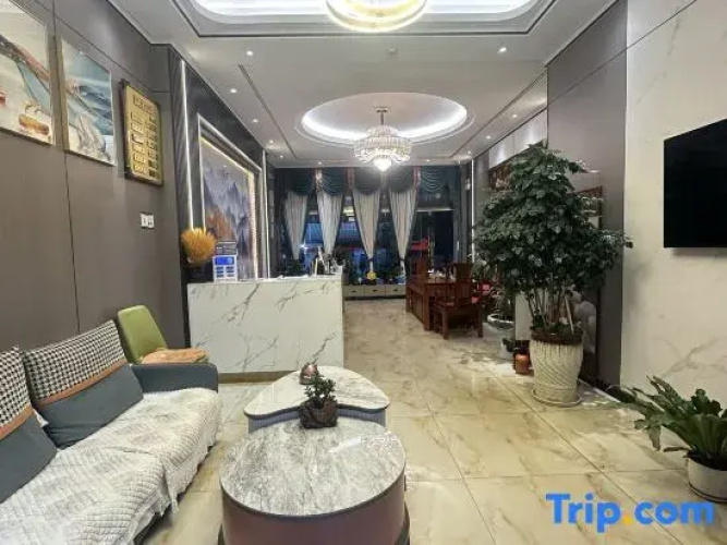 Qujing Qingyi Business Hotel