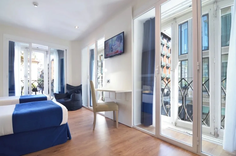 1 Bedroom Standard Twin room with balcony