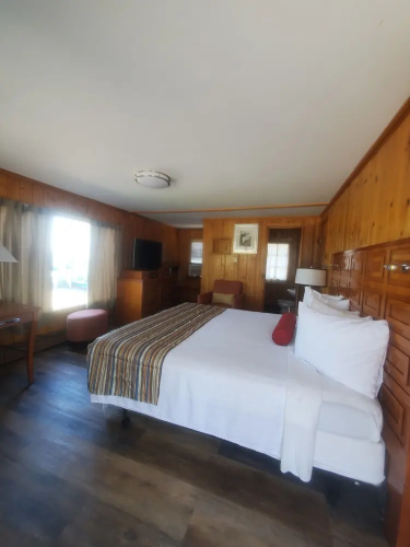 Bayview Lakefront Motel