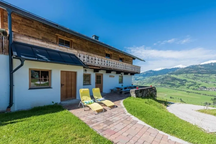 4 Bedrooms Cottage
