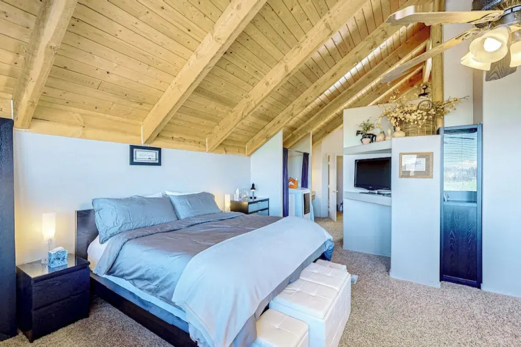 3BR w/ Views, Ping-pong, Deck, & Fireplaces