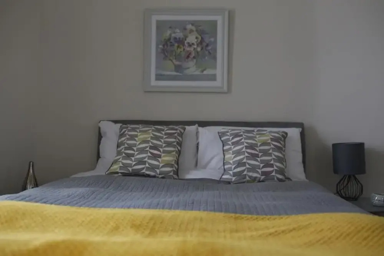 F6 Bath Road Apartment