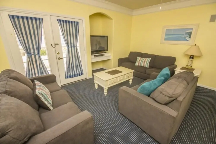 Bright Runaway Beach Condo