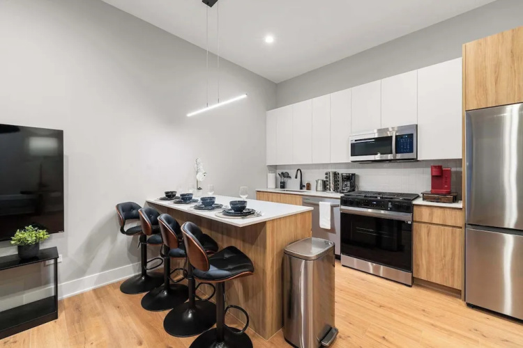 Steps From the Lake Edgewater Modern 2BD 2BA