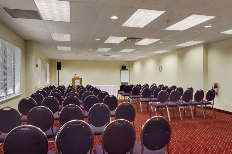 Ramada By Wyndham Belleville Harbourview Conference Centre photo 13