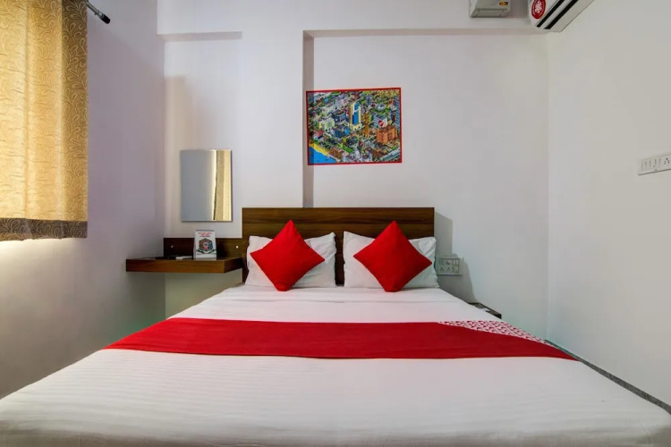 Varcity Comforts by OYO Rooms