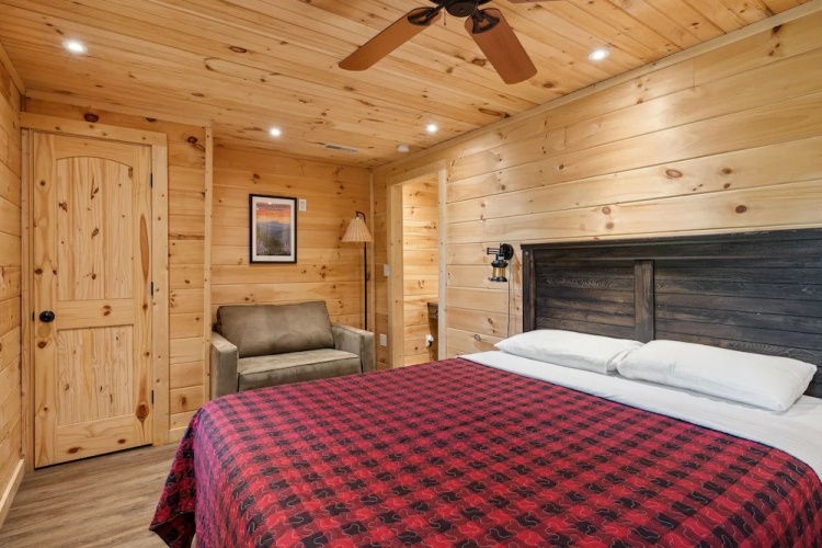 Blue Hawk Hideaway 3 Bedroom Cabin by RedAwning