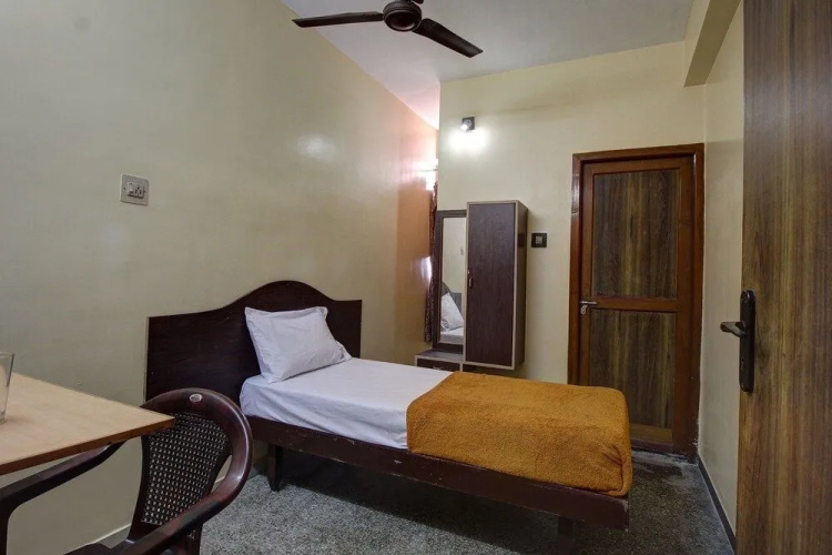 SPOT ON 42738 Thangam Lodge