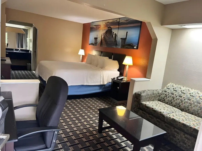 Days Inn & Suites Pine Bluff