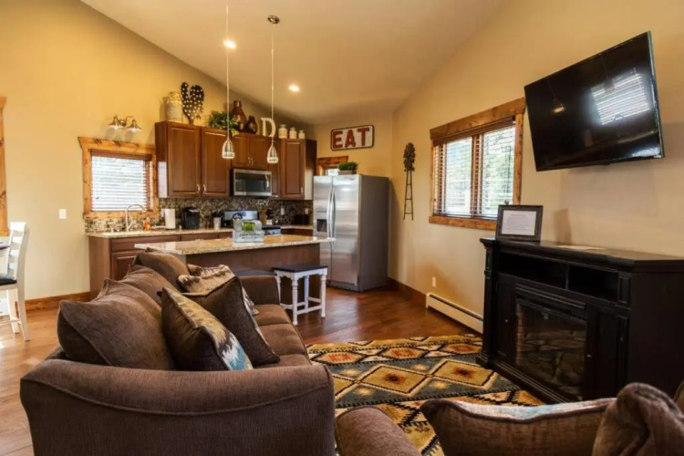 Spacious 2nd story loft with awesome views