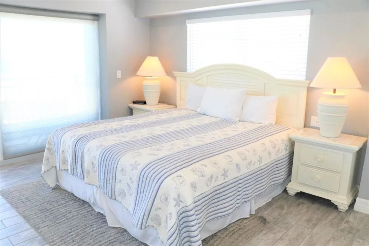 Jamaica Royale 806 - 2 Br Condo