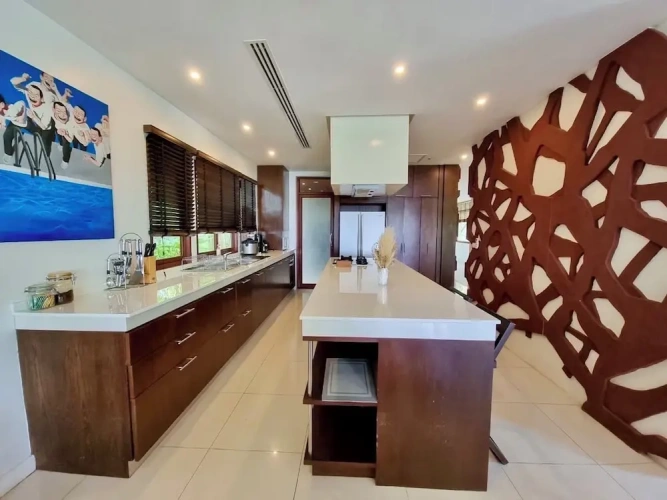 4 Bedrooms Villa