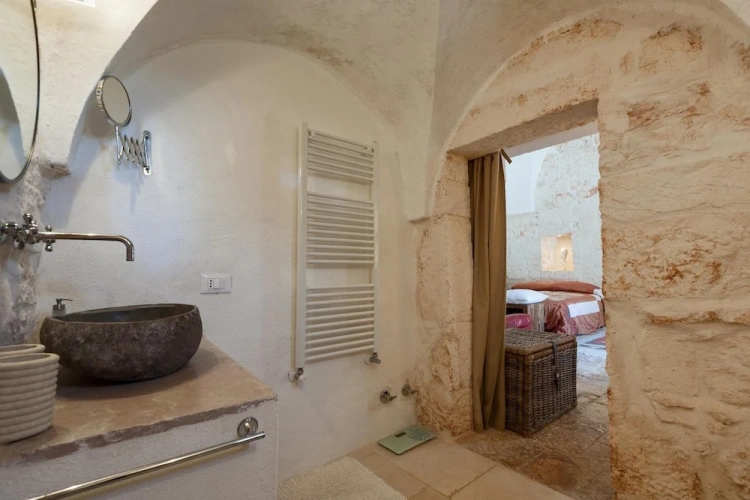 6 Bedrooms Villa