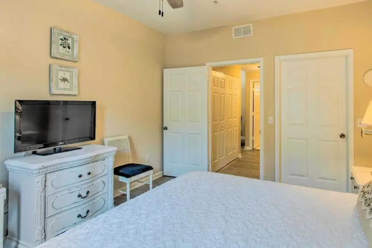 Bright St Simons Island Condo w/ Shared Pool!