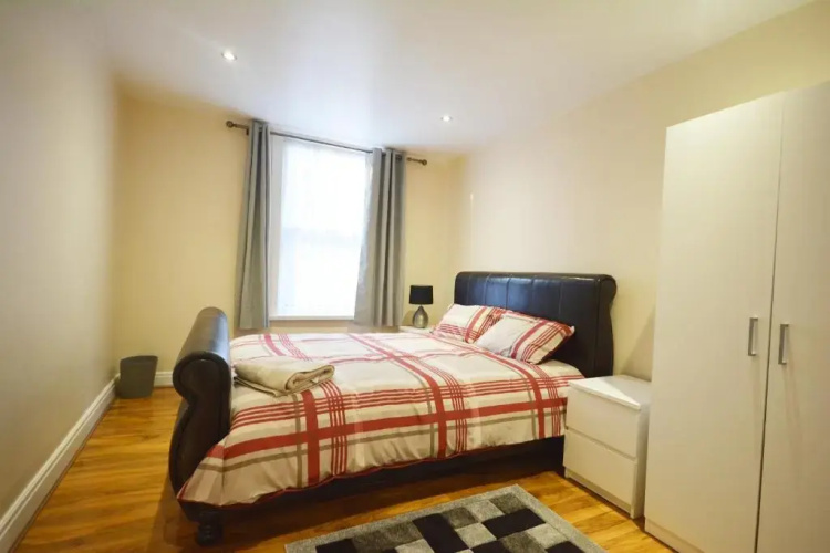 London Zone 2 Three Bedroom Apartment
