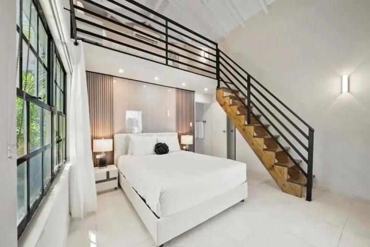Massive Oceanfront Villa - Spa - Sauna - Gameroom - Malmok!