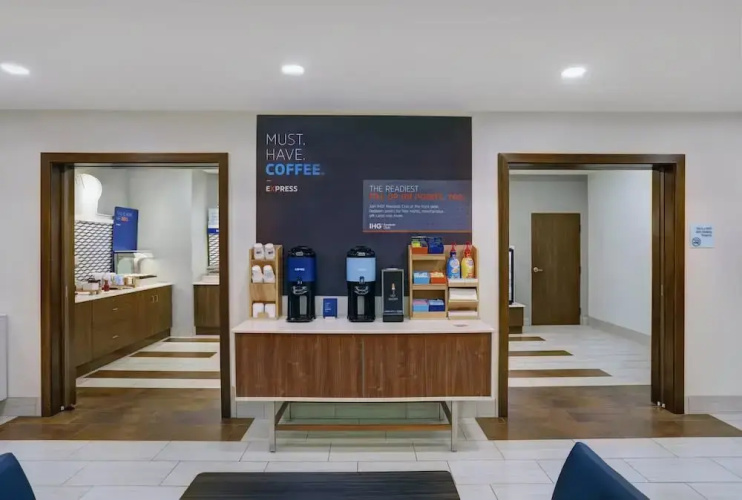 Holiday Inn Express & Suites Lenexa Overland Park Area