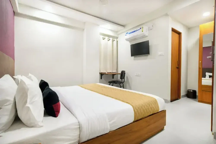 Deluxe Double room with city view