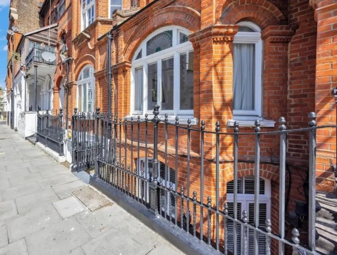 3 Bedroom 2 Bathroom Victorian Flat in Kensington
