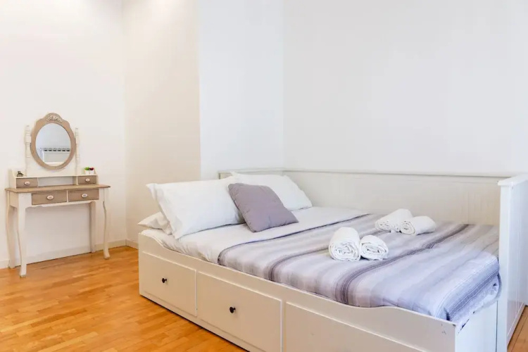 Bright flat next to the Vomero