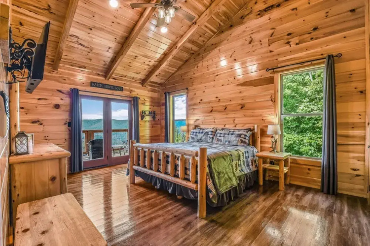 Bear Ridge 3 Bedroom Cabin by RedAwning