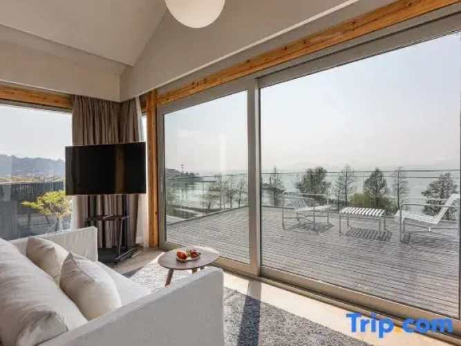 Deluxe Double Suite with lake view