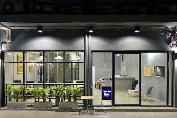 M Gray Hostel & Cafe