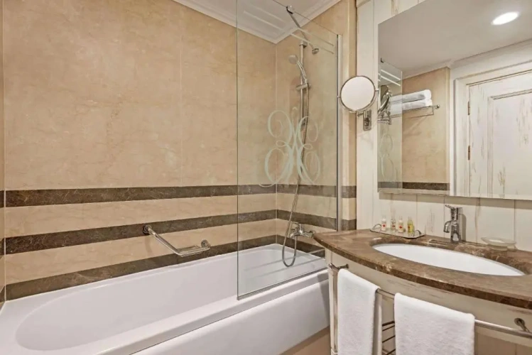 Deluxe Double Suite with mountain view