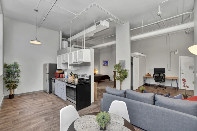 Comfortable 1BR Apt in historic Downtown building