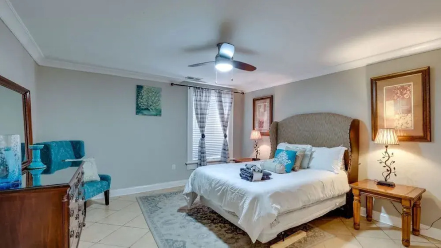 4 BR Beauty blocks from the River