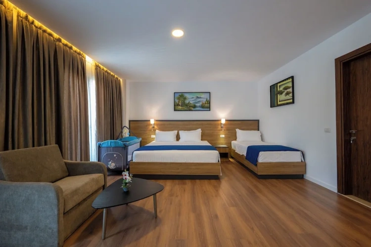 Deluxe Triple room with pool view