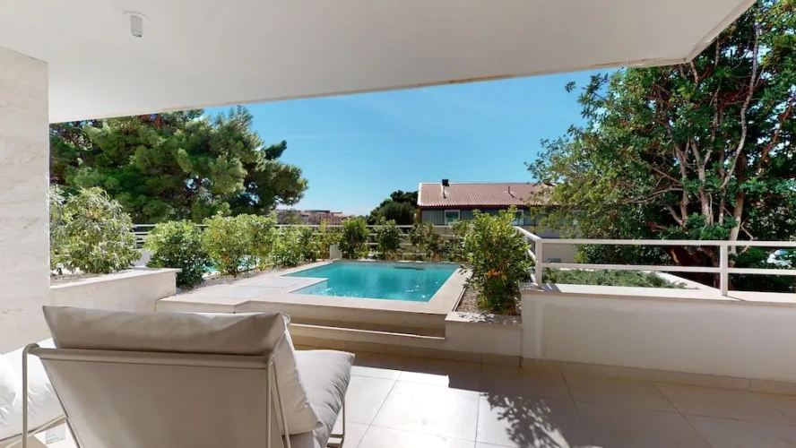 1 Bedroom Luxury Apartment with pool view