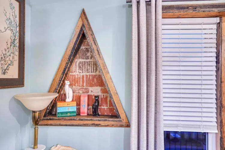 Stylish Retro Stay, Columbia House Unit D 1 Bedroom Apts