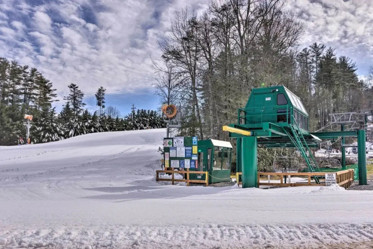 Cozy Retreat w/ Deck & Sapphire Resort Access!
