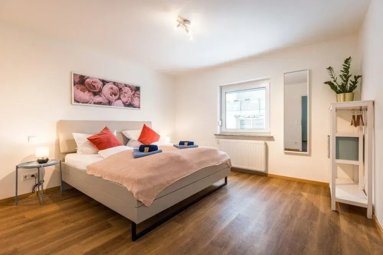 BRIGHT - Augsburg's Biggest - 4BR - Parking - Kitchen