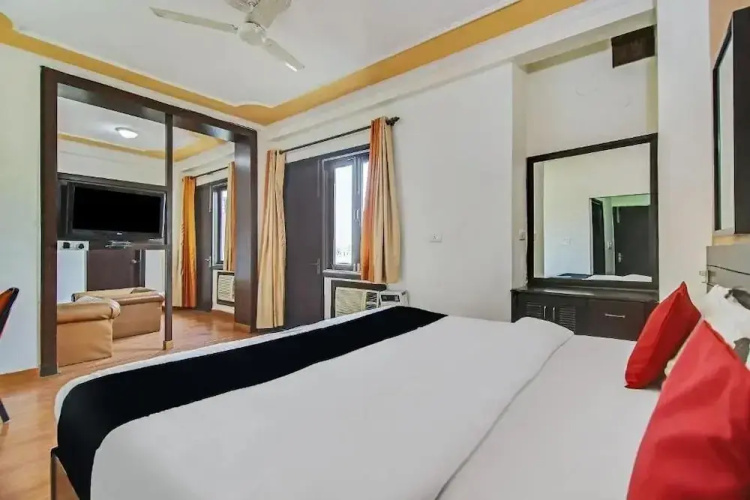 Tipsyy Inn Suites 006