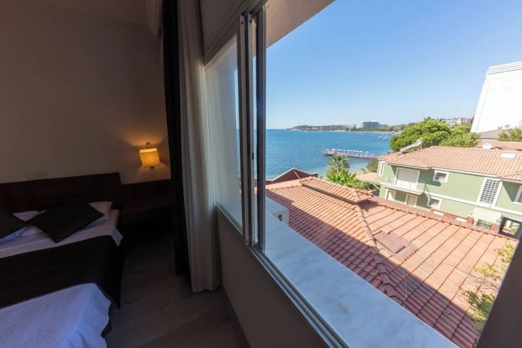 Standard Triple room with sea view